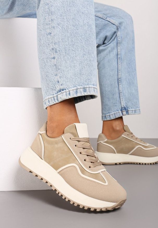 Renee - Ciemnobeżowe Sneakersy na Płaskiej Podeszwie Ozdobione Geometrycznym Wzorem Erimaraes. Okazja: na co dzień. Zapięcie: sznurówki. Kolor: beżowy. Materiał: jeans. Wzór: aplikacja, geometria. Sezon: wiosna. Obcas: na płaskiej podeszwie