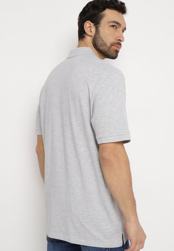 Born2be - Jasnoszara Koszulka Ashose. Typ kołnierza: polo. Kolor: szary. Materiał: dzianina. Długość rękawa: krótki rękaw. Długość: krótkie. Wzór: jednolity. Styl: sportowy