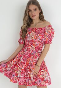 Born2be - Fuksjowa Wiskozowa Sukienka Mini z Gumkami w Pasie i Falbanką Muena. Typ kołnierza: kołnierz z falbankami. Kolor: różowy. Materiał: wiskoza. Wzór: kwiaty. Długość: mini #1