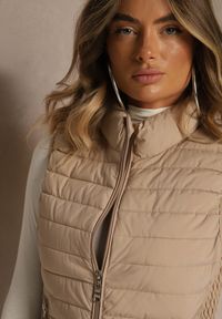 Renee - Ciemnobeżowa Kamizelka ze Stójką z Pikowaniem i Kieszeniami Valoreth. Okazja: na co dzień, na spotkanie biznesowe. Typ kołnierza: kołnierzyk stójkowy. Kolor: beżowy. Styl: klasyczny, casual, elegancki, biznesowy #4