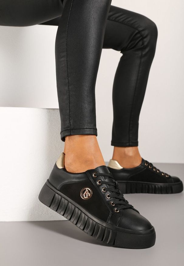 Born2be - Czarno-Złote Sneakersy Vices na Grubej Tłoczonej Podeszwie ze Sznurowaniem i Metaliczną Ozdobą Ulfedi. Okazja: na co dzień. Kolor: czarny. Materiał: satyna, jeans. Wzór: aplikacja