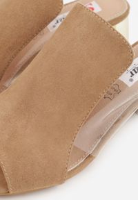 Renee - Ciemnobeżowe Transparentne Klapki na Słupku z Wkładką ze Skóry Naturalnej Neveliza. Okazja: na co dzień. Kolor: beżowy. Materiał: skóra. Sezon: wiosna, lato. Obcas: na słupku. Styl: casual #4