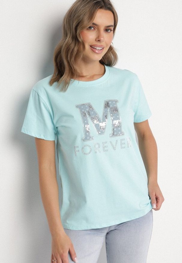 Born2be - Jasnoniebieski T-shirt z Bawełny Ozdobiony Napisem i Cyrkoniami Olireth. Okazja: na co dzień. Kolor: niebieski. Materiał: bawełna. Wzór: napisy, aplikacja. Styl: casual, elegancki