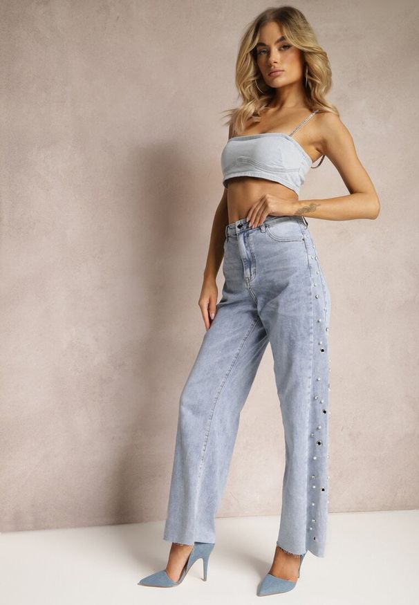 Renee - Jasnoniebieskie Szerokie Jeansy z Perełkami i Nitami na Bokach Nogawek Nisla. Okazja: na co dzień. Stan: podwyższony. Kolor: niebieski. Wzór: aplikacja. Styl: casual, wizytowy