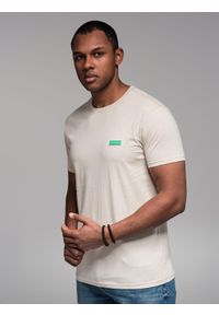 Ombre Clothing - Męski t-shirt bawełniany z zieloną naszywką na piersi – złamana biel V5 - Rozmiar: M. Kolor: biały. Materiał: bawełna. Wzór: aplikacja. Styl: klasyczny, sportowy