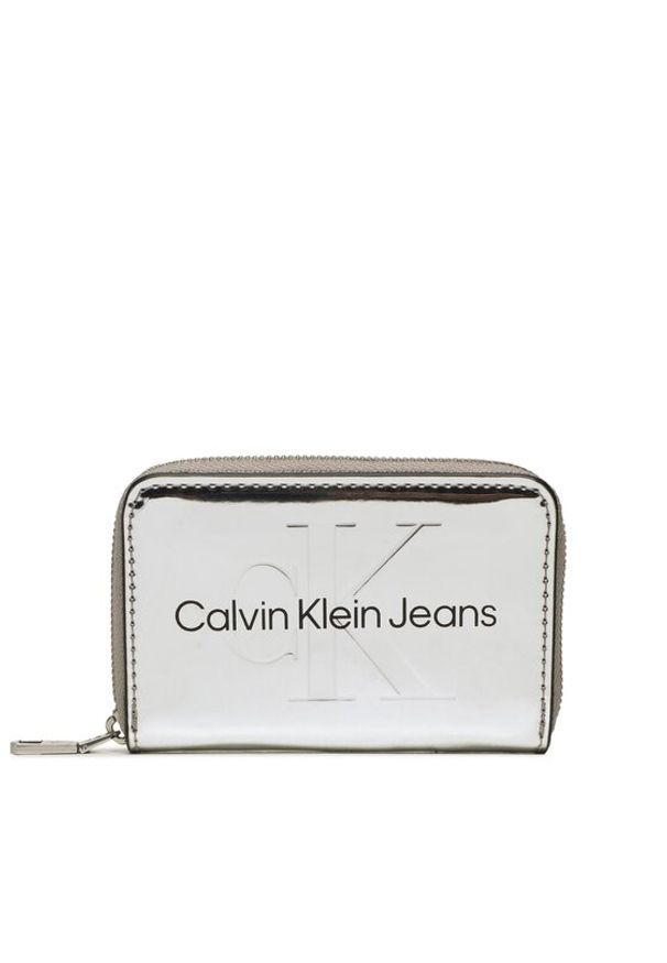 Calvin Klein Jeans Mały Portfel Damski Sculpted Med Zip Around K60K610405 Srebrny. Kolor: srebrny. Materiał: skóra