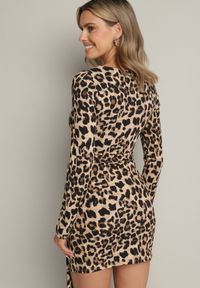 Born2be - Ciemnobeżowa Dopasowana Sukienka Dzianinowa w Panterkę z Ozdobnym Marszczeniem Trilabina. Okazja: na co dzień. Kolor: beżowy. Materiał: dzianina. Długość rękawa: długi rękaw. Wzór: motyw zwierzęcy. Typ sukienki: dopasowane. Styl: casual, elegancki, klasyczny #5