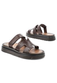 Klapki damskie Armodo, cholewka ze skóry naturalnej z ażurowymi perforacjami szeroki pasek z regulacją na rzep, brązowe, 40440. Okazja: na co dzień. Kolor: brązowy. Materiał: skóra. Wzór: ażurowy. Sezon: lato. Styl: casual, klasyczny, elegancki #6