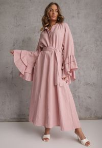 Renee - Różowa Koszulowa Sukienka z Wiskozy Ozdobiona Paskiem i Falbanami Tinethra. Okazja: na co dzień. Kolor: różowy. Materiał: wiskoza. Wzór: aplikacja. Typ sukienki: koszulowe. Styl: wizytowy, casual, elegancki #1