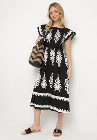 Born2be - Czarna Wiskozowa Sukienka w Ornamentalne Wzory o Rozkloszowanym Kroju Divessa. Kolor: czarny. Materiał: wiskoza. Długość rękawa: krótki rękaw. Typ sukienki: proste #6