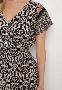 Born2be - Granatowa Bawełniana Sukienka z Guzikami i Ornamentnym Wzorem Zisselle. Kolor: niebieski. Materiał: bawełna #7