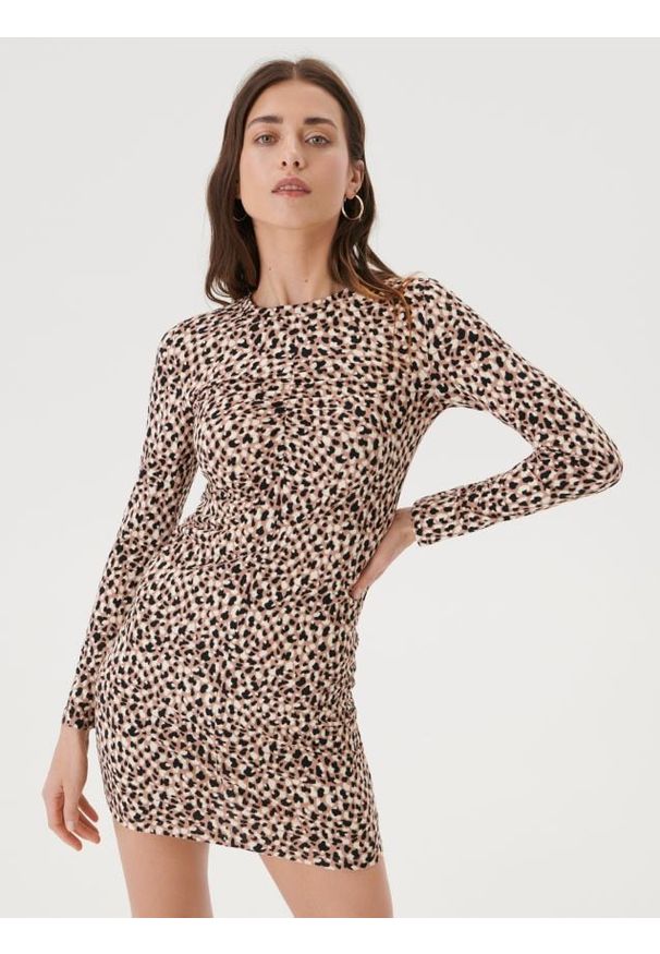 Sinsay - Sukienka mini z marszczeniami - beżowy. Kolor: beżowy. Długość: mini