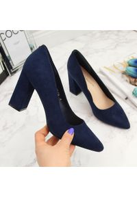 Czółenka na słupku zamszowe granatowe Sergio Leone. Kolor: niebieski. Materiał: zamsz. Szerokość cholewki: normalna. Obcas: na słupku #1