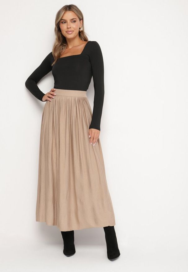 Born2be - Beżowa Plisowana Spódnica z Wiskozą z Gumką w Talii Tilige. Okazja: na co dzień. Stan: podwyższony. Kolor: beżowy. Materiał: wiskoza. Styl: wizytowy, casual, elegancki