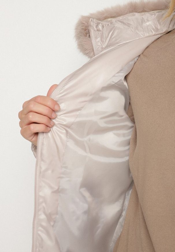 Born2be - Beżowa Kurtka z Oryginalnym Pikowaniem i Kapturem z Futerkiem Nallisa. Okazja: na co dzień, do pracy, na spotkanie biznesowe. Kolor: beżowy. Materiał: futro. Styl: casual, biznesowy