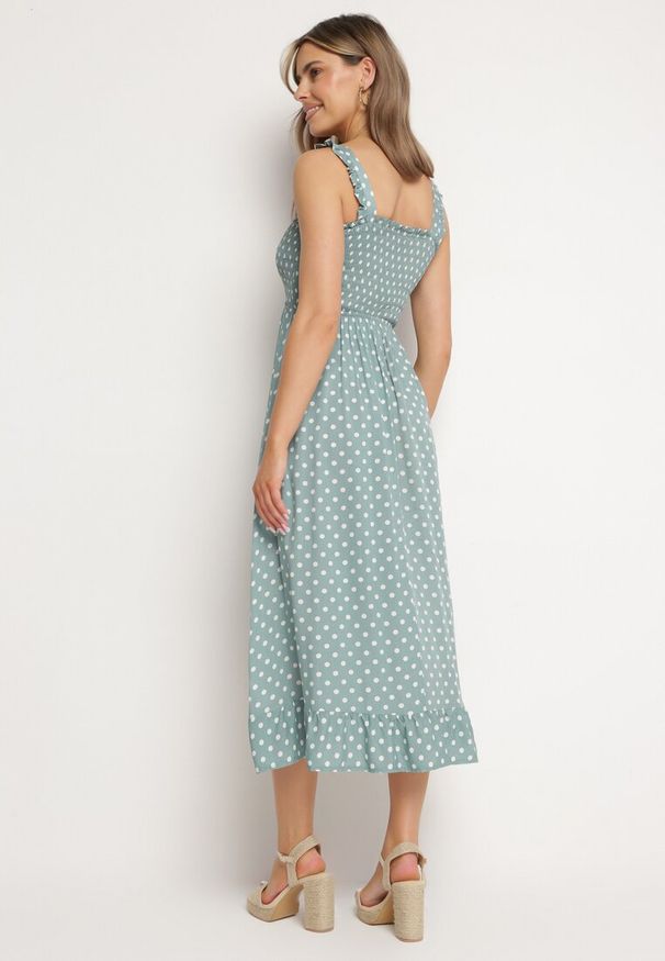 Born2be - Zielona Wiskozowa Sukienka z Szerokimi Ramiączkami i Gumką w Talii Ginneli. Okazja: do pracy. Typ kołnierza: dekolt w łódkę. Kolor: zielony. Materiał: wiskoza. Długość rękawa: na ramiączkach. Typ sukienki: proste