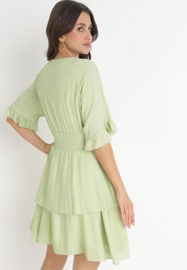 Born2be - Zielona Sukienka Mini z Gumką w Pasie i Falbankami Edeane. Typ kołnierza: kołnierz z falbankami. Kolor: zielony. Długość: mini