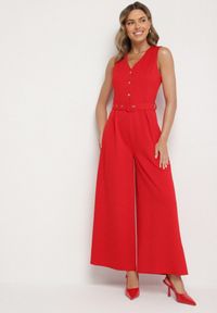 Born2be - Czerwony Taliowany Kombinezon z Wiskozą Ozdobiony Paskiem Ralinelle. Okazja: na imprezę. Kolor: czerwony. Materiał: wiskoza. Wzór: aplikacja. Styl: elegancki, klasyczny #1