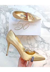 MANOLO BLAHNIK - Złote szpilki z kryształami Nadira - EDYCJA LIMITOWANA. Nosek buta: okrągły. Kolor: złoty. Wzór: aplikacja. Obcas: na szpilce. Wysokość obcasa: średni #8