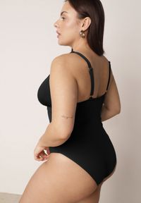 Born2be - Czarny Elegancki Strój Kąpielowy Jednoczęściowy z Metaliczną Aplikacją Vilinaith. Kolekcja: plus size. Kolor: czarny. Wzór: aplikacja #6