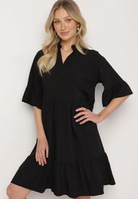 Born2be - Czarna Sukienka Rozkloszowana z Wiskozą Ozdobiona Falbanami Eviriane. Okazja: na co dzień. Typ kołnierza: dekolt w serek. Kolor: czarny. Materiał: wiskoza. Wzór: aplikacja. Typ sukienki: proste. Styl: casual #1