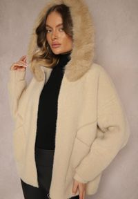Renee - Beżowa Bluza z Wełną z Kapturem i Kieszeniami Ozdobiona Futerkiem Siliti. Okazja: na co dzień. Typ kołnierza: kaptur. Kolor: beżowy. Materiał: futro, wełna. Wzór: aplikacja. Sezon: zima, jesień. Styl: elegancki, casual #4