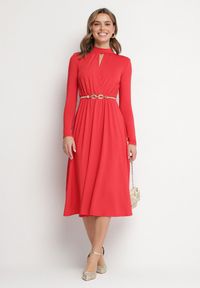 Born2be - Czerwona Rozkloszowana Sukienka z Ozdobnym Wycięciem i Usztywnioną Linią Ramion Rivfedi. Okazja: na co dzień, na imprezę. Kolor: czerwony. Długość rękawa: długi rękaw. Typ sukienki: proste. Styl: casual, elegancki #3