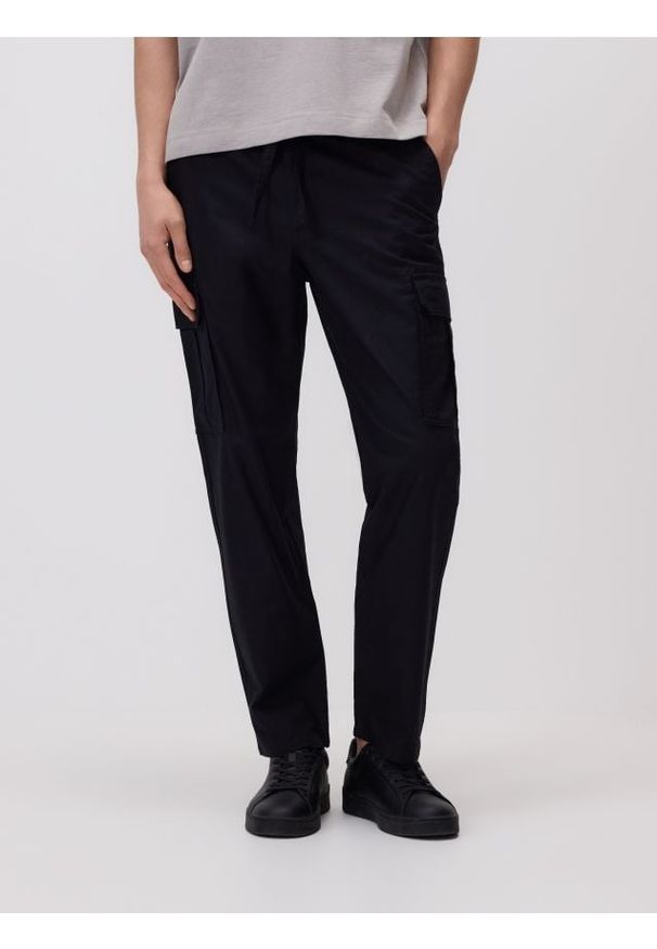 Reserved - Spodnie jogger z lnem - czarny. Kolor: czarny. Materiał: len