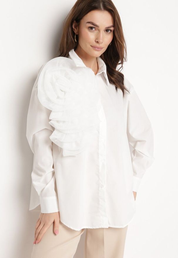 Born2be - Biała Koszula o Klasycznym Fasonie z Aplikacją z Przeźroczystej Tkaniny Tizza. Kolor: biały. Materiał: tkanina. Wzór: aplikacja. Styl: klasyczny