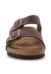 Klapki Birkenstock Arizona 0052531 brązowe. Kolor: brązowy. Materiał: skóra, materiał. Wzór: paski. Styl: klasyczny