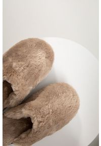 Answear Lab kapcie kolor beżowy. Nosek buta: okrągły. Kolor: beżowy. Materiał: guma. Obcas: na obcasie. Styl: wakacyjny. Wysokość obcasa: niski #2