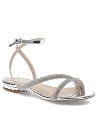 Srebrne Sandały Bayla Eleganckie Płaskie Buty. Okazja: na imprezę. Zapięcie: pasek, sprzączka. Kolor: srebrny. Materiał: lakier, skóra ekologiczna. Wzór: paski, aplikacja. Sezon: lato. Obcas: na obcasie. Styl: elegancki