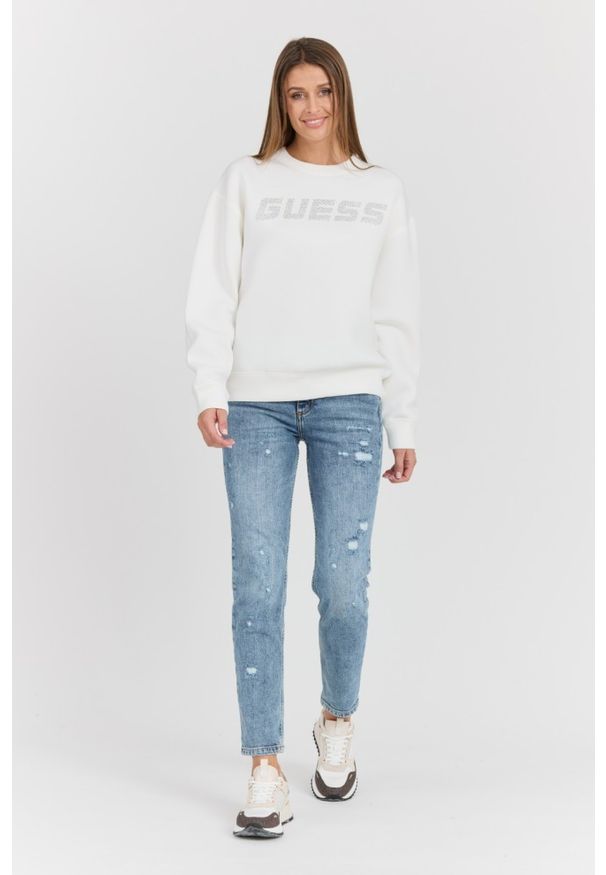 Guess - GUESS Biała damska bluza z cyrkoniami Cecilia, Rozmiar L. Okazja: na co dzień. Kolor: biały. Materiał: wiskoza, elastan, poliamid. Wzór: napisy. Styl: elegancki, casual
