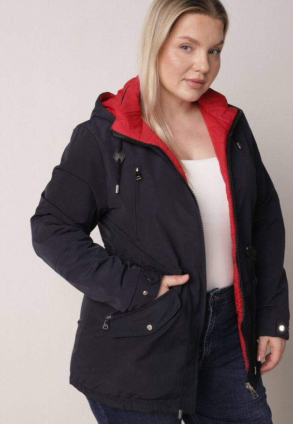 Born2be - Granatowo-Czerwona Przejściowa Kurtka Dwustronna o Kroju Parki z Pikowaniem Wewnątrz Zidelle. Typ kołnierza: kaptur. Kolor: niebieski. Materiał: poliester, jeans. Styl: sportowy