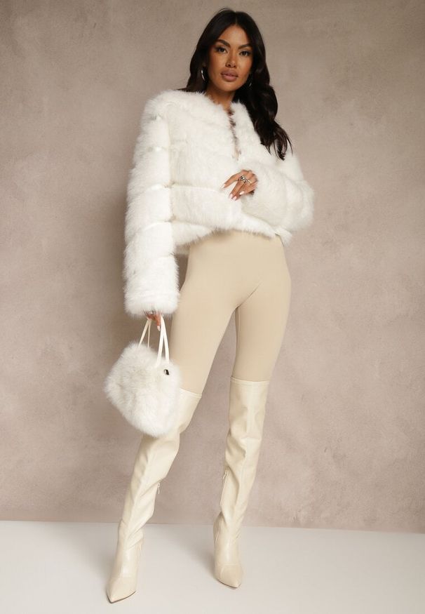 Renee - Biała Futrzana Kurtka o Krótkim Kroju Zapinana na Haftki Alorith. Okazja: na co dzień. Kolor: biały. Materiał: futro. Długość: krótkie. Styl: casual, elegancki