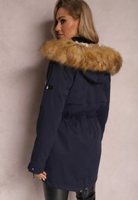 Renee - Granatowa Kurtka Parka z Kieszeniami i Kapturem z Futerkiem Caulisa. Kolor: niebieski. Materiał: futro