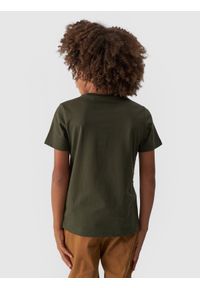 4F JUNIOR - T-shirt z nadrukiem chłopięcy - khaki. Okazja: na co dzień. Kolor: brązowy, oliwkowy, wielokolorowy. Materiał: dzianina, jersey, bawełna. Długość rękawa: krótki rękaw. Długość: krótkie. Wzór: nadruk. Styl: casual, sportowy