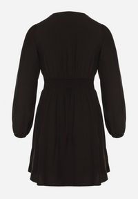 Born2be - Czarna Rozkloszowana Sukienka z Marszczeniem w Talii i Dekoltem w Serek Salindea. Okazja: na co dzień. Typ kołnierza: dekolt w serek. Kolekcja: plus size. Kolor: czarny. Długość rękawa: długi rękaw. Typ sukienki: dla puszystych. Styl: elegancki, casual #6