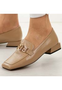 Beżowe skórzane mokasyny damskie DiA 3125. Okazja: na co dzień, na spotkanie biznesowe. Kolor: beżowy. Szerokość cholewki: normalna. Wzór: aplikacja. Materiał: skóra. Sezon: wiosna, jesień, lato. Obcas: na obcasie. Styl: casual, biznesowy, elegancki, klasyczny. Wysokość obcasa: niski #1