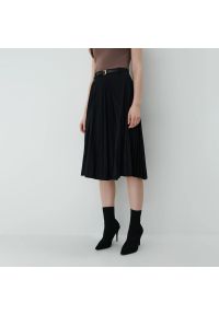 Mohito - Plisowana spódnica z paskiem - Czarny. Kolor: czarny