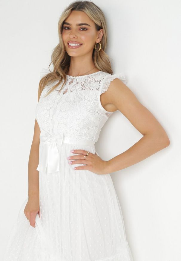 Born2be - Biała Koktajlowa Sukienka z Koronkową Górą i Tiulowym Dołem Sleda. Kolor: biały. Materiał: tiul, koronka. Styl: wizytowy