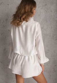 Renee - Biały Krótki Kombinezon z Falbankami i Bufiastymi Rękawami Danathise. Kolor: biały. Materiał: materiał, poliester. Długość: krótkie. Styl: elegancki #2