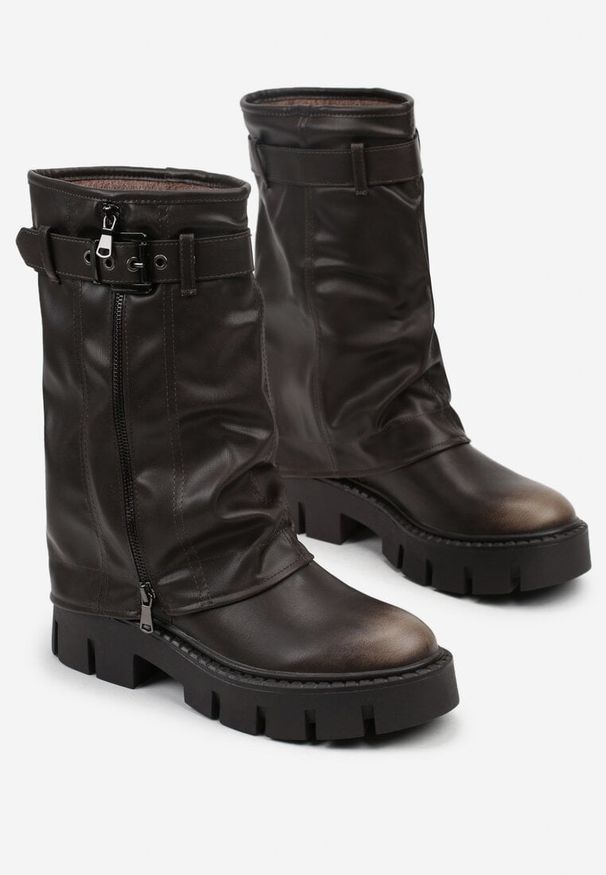 Renee - Brązowe Botki Biker Boots z Cholewką Imitującą Nogawkę z Klamerką Veresta. Kolor: brązowy. Materiał: koronka. Szerokość cholewki: normalna. Wzór: aplikacja