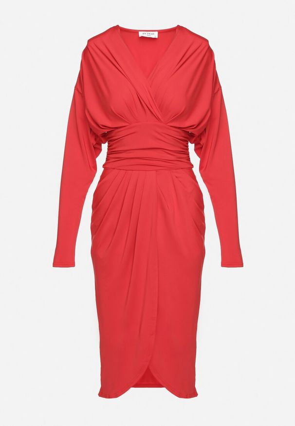 Born2be - Czerwona Sukienka Kopertowa z Wiskozą Zdobiona Marszczeniem Edivana. Kolor: czerwony. Materiał: wiskoza. Wzór: aplikacja. Typ sukienki: kopertowe. Styl: klasyczny, elegancki