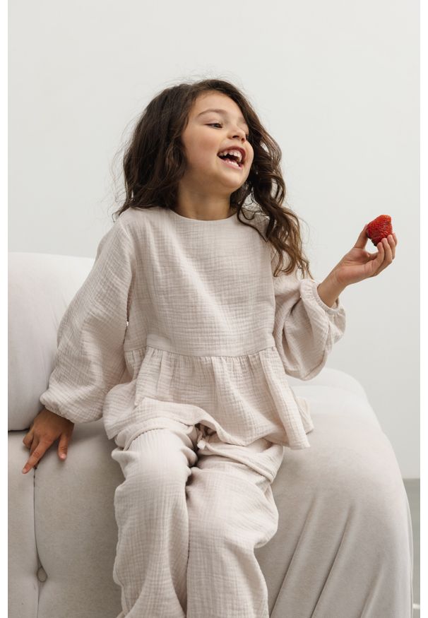 Marsala - MINI bluzka z falbanką w kolorze WHITE SAND - CINDY-116-122 (6-7). Okazja: na co dzień. Typ kołnierza: dekolt w łódkę. Kolor: beżowy. Materiał: bawełna. Długość rękawa: długi rękaw. Długość: długie. Styl: casual