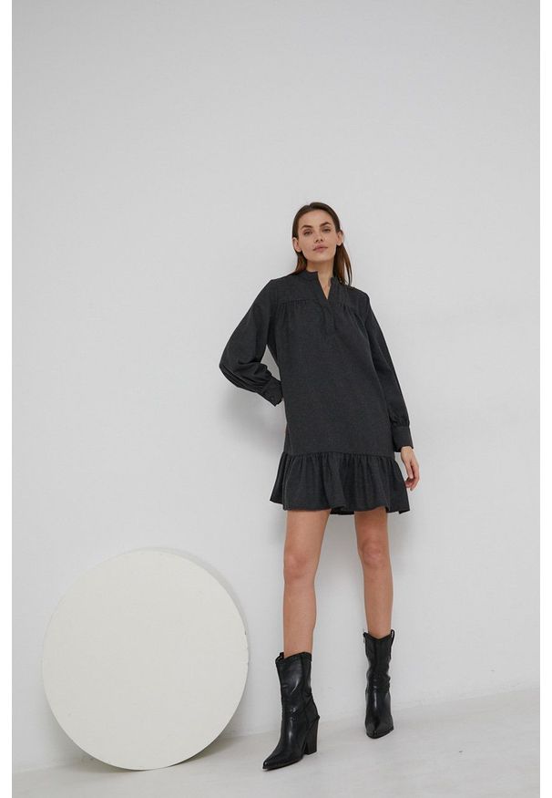 Answear Lab Sukienka bawełniana kolor czarny mini rozkloszowana. Typ kołnierza: kołnierzyk stójkowy. Kolor: czarny. Materiał: bawełna. Typ sukienki: rozkloszowane. Styl: wakacyjny. Długość: mini