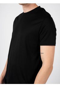 Les Hommes T-shirt | LS234335-469U | Back Lable | Mężczyzna | Czarny. Okazja: na co dzień. Kolor: czarny. Materiał: lyocell, bawełna. Wzór: aplikacja. Styl: casual