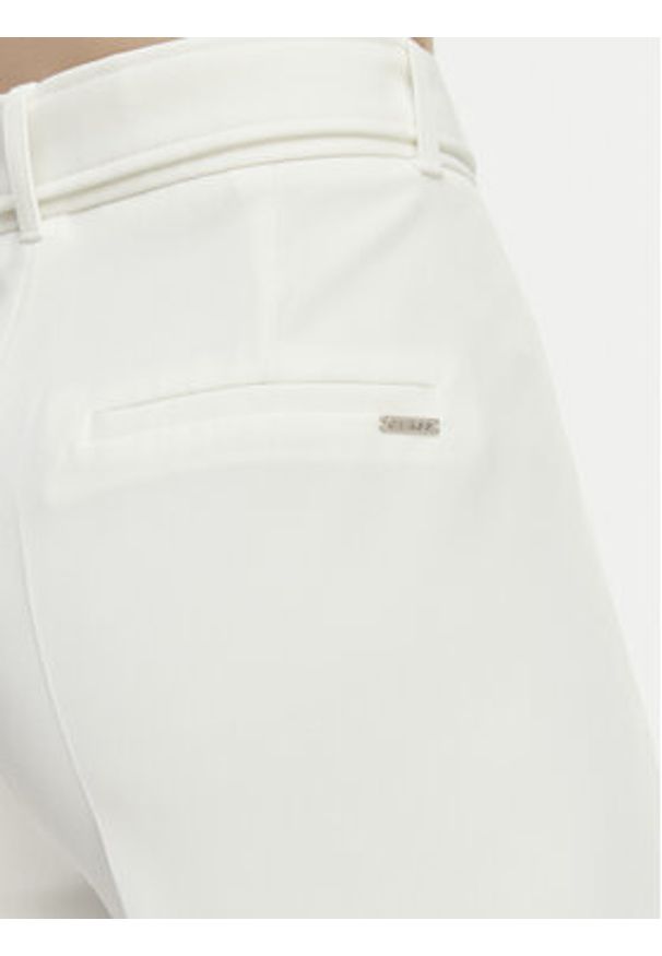 Guess Spodnie materiałowe W6GB05 W1765 Biały Regular Fit. Kolor: biały. Materiał: syntetyk