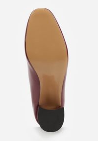 Renee - Bordowe Czółenka Lakierowane na Słupku Ozdobione Paskami i kwadratowym Noskiem Jalabine. Zapięcie: pasek. Kolor: czerwony. Materiał: lakier. Wzór: aplikacja. Obcas: na słupku. Styl: klasyczny #9