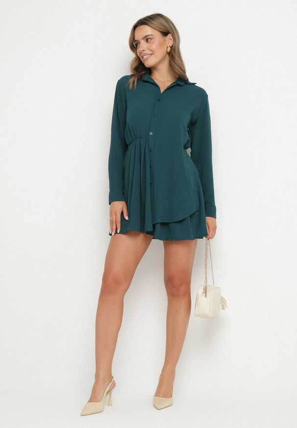 Born2be - Ciemnozielona Asymetryczna Sukienka o Koszulowym Kroju z Gumką w Talii Elodina. Kolor: zielony. Długość rękawa: długi rękaw. Typ sukienki: asymetryczne, koszulowe. Styl: sportowy, elegancki